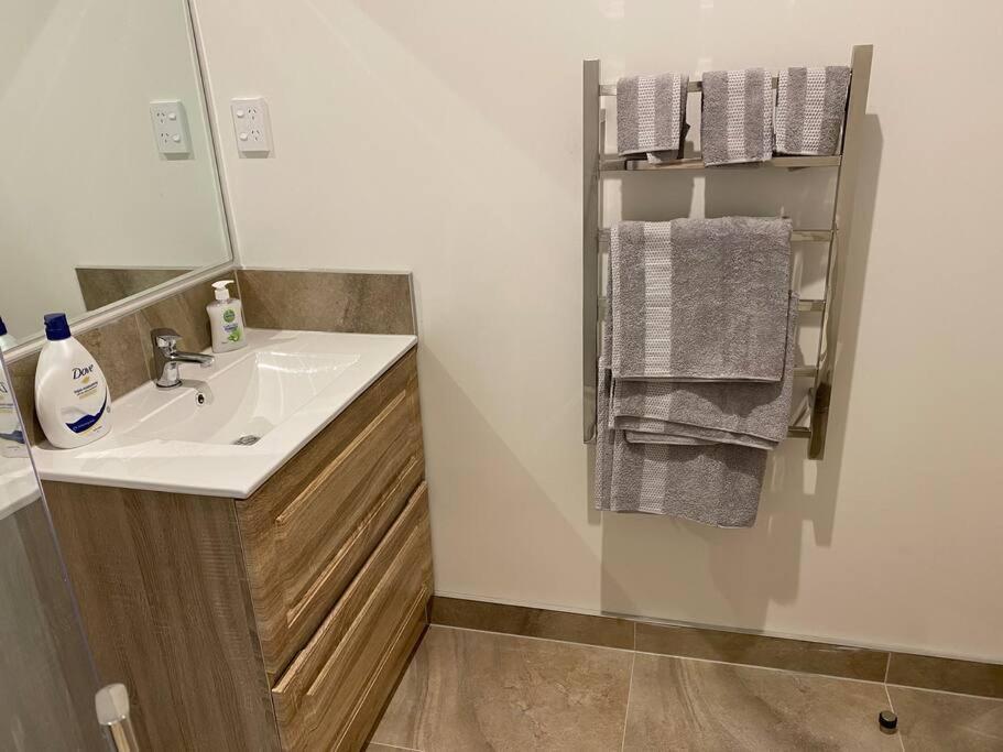 Otahuhu Town Centre Brand New Apartment 8B โอ๊คแลนด์ ภายนอก รูปภาพ
