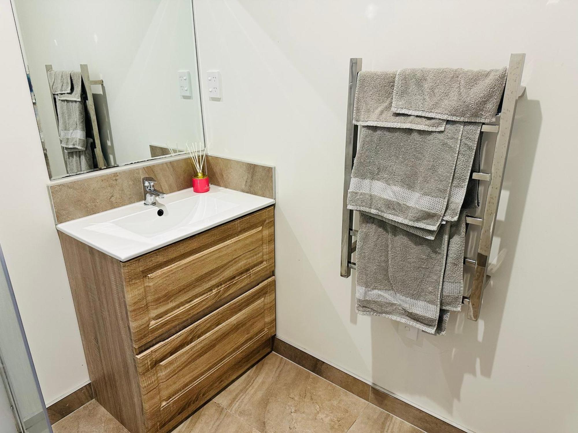 Otahuhu Town Centre Brand New Apartment 8B โอ๊คแลนด์ ภายนอก รูปภาพ